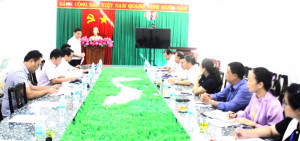 Đồng chí Đặng Xông Pha UVBTV Đảng ủy, Phó Chủ tịch UBND phường Họp, khảo sát hiện trạng các hạng mục đề xuất dự kiến cải tạo, sửa chữa của Trung tâm Y tế khu vực Phước Long.