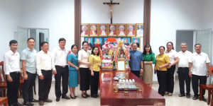 LÃNH ĐẠO PHƯỜNG PHƯỚC LONG THĂM, TẶNG QUÀ NHÂN DỊP LỄ GIÁNG SINH