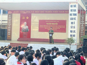 CÔNG AN PHƯỜNG PHƯỚC LONG ĐẨY MẠNH TUYÊN TRUYỀN PHÁP LUẬT, HƯỚNG DẪN KỸ NĂNG QUẢN LÝ, SỬ DỤNG MẠNG XÃ HỘI CHO HỌC SINH