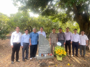 Đoàn công tác dâng hương tại các địa chỉ đỏ trên địa bàn Phước Long