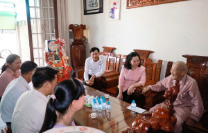 LÃNH ĐẠO ĐẢNG ỦY PHƯỜNG PHƯỚC LONG THĂM, CHÚC TẾT VÀ TẶNG QUÀ ĐẢNG VIÊN 70 NĂM TUỔI ĐẢNG; THẮP HƯƠNG TƯỞNG NHỚ ĐỒNG CHÍ NGUYỄN ĐÌNH KÍNH