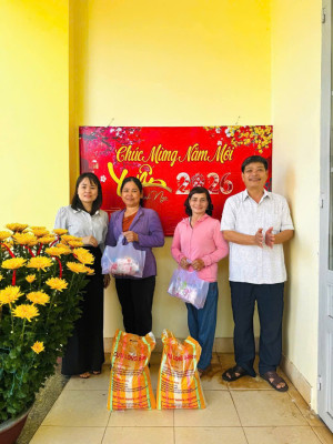 MẶT TRẬN PHƯỜNG PHƯỚC LONG: TRAO 30 PHẦN QUÀ TẾT CỦA CÔNG TY TNHH KIM HỶ CHO ĐOÀN VIÊN, HỘI VIÊN CÓ HOÀN CẢNH KHÓ KHĂN