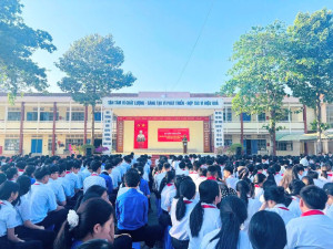 Công an phường Phước Long tuyên truyền phòng, chống ma túy và bạo lực học đường tại Trường THCS Thác Mơ