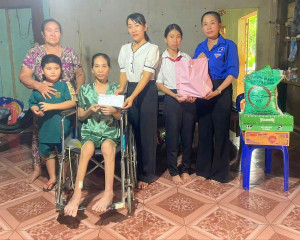 LIÊN ĐỘI TRƯỜNG THCS NGUYỄN VĂN TRỖI TRAO YÊU THƯƠNG, TIẾP SỨC HỌC SINH CÓ HOÀN CẢNH KHÓ KHĂN