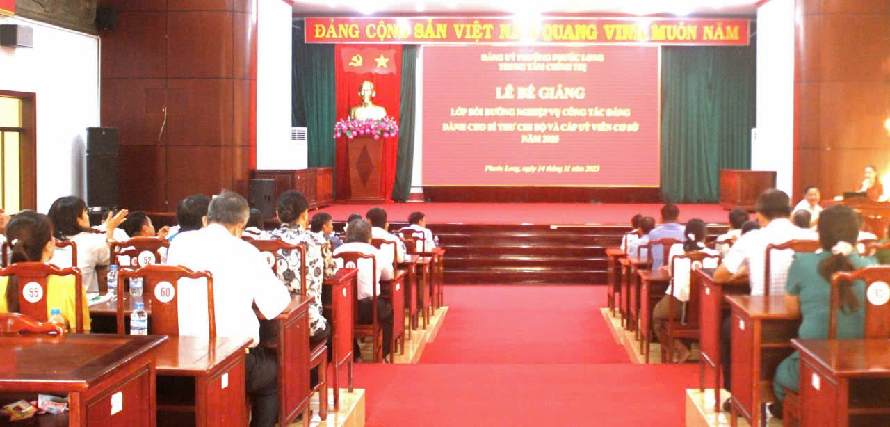 Bế giảng lớp bồi dưỡng nghiệp vụ công tác đảng dành cho bí thư chi bộ và cấp ủy viên cơ sở năm 2025