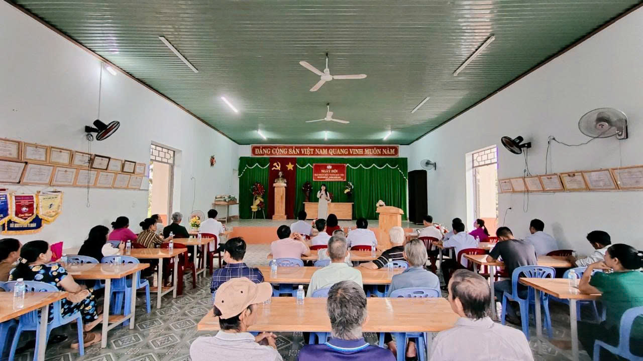 Tỉnh ủy viên, Bí thư Đảng ủy phường Phước Long Nguyễn Thị Hương Giang dự Ngày hội đại đoàn kết toàn dân tộc khu phố Hưng Lập